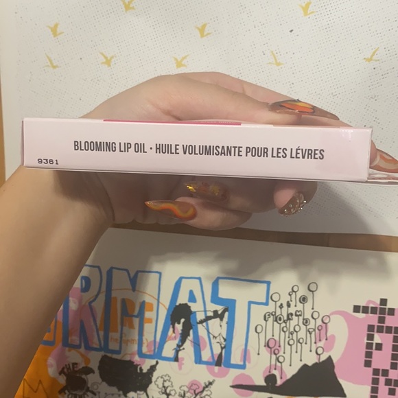 🎉HOST PICK 🎉 NEW IN BOX- HARD CANDY CALMING PEACH BLOOMING LIP OIL - Picture 4 of 5